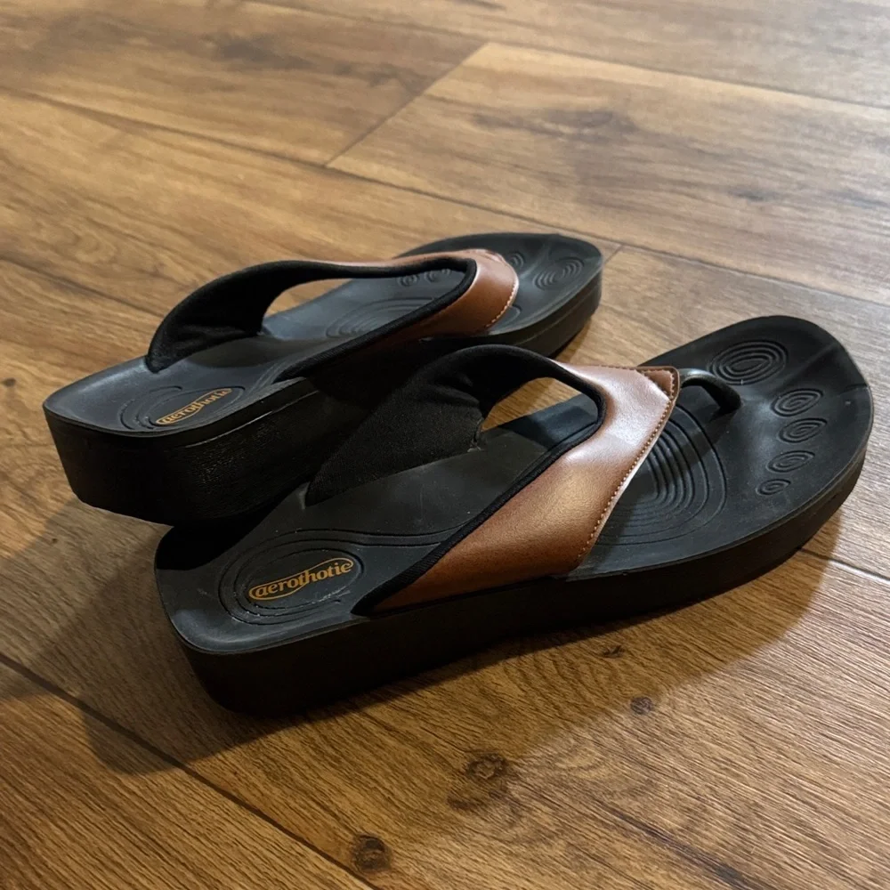 Aetrex Men's Black Footbed Brown Leather-Style Thong Sandals